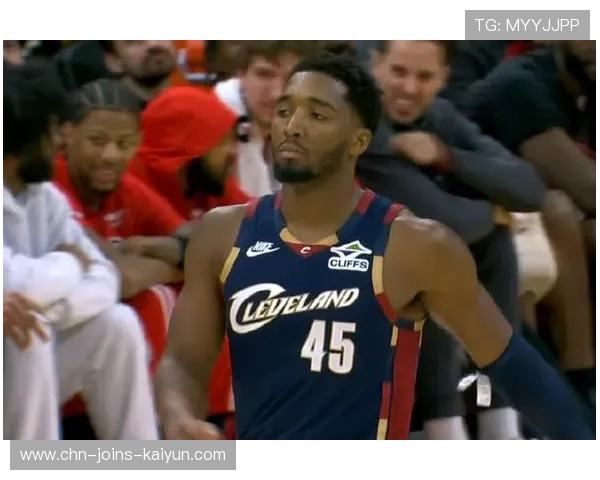 米切尔在右侧急停投篮直落网底，骑士稳住领先